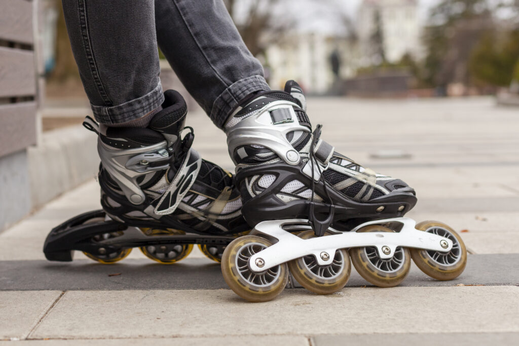 Attività sportive - defocused side view roller blades
